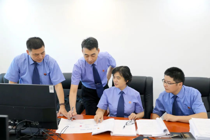 阮军帮与办案团队负责人鲍书华等人交流周某组织捏造债务的“新型套路”。金磊 摄