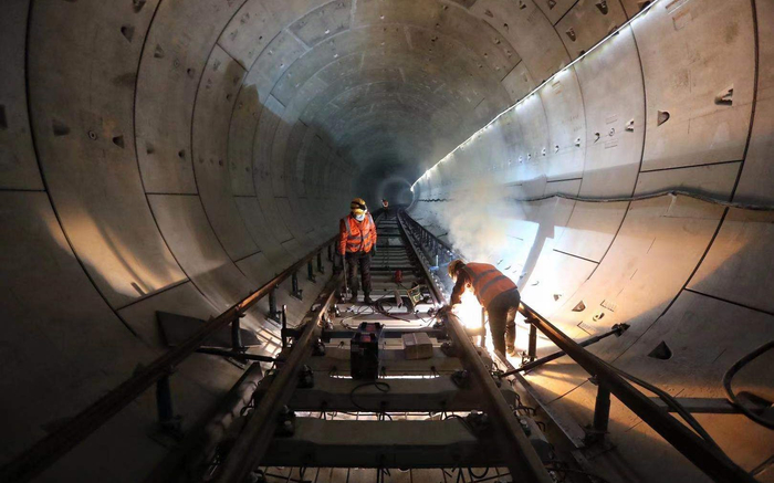 2月23日，地铁17号线北神树站，工人们正在进行铺轨作业。摄影/新京报记者&nbsp;王贵彬