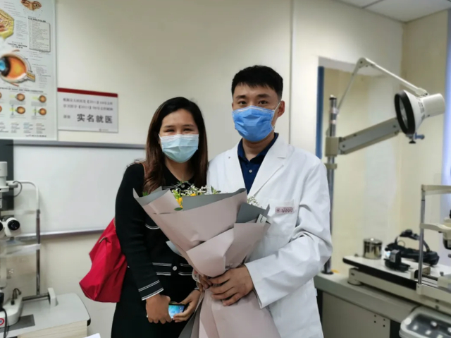 陶勇医生和患者。陶勇供图