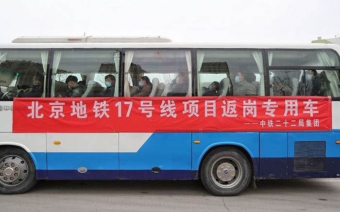 30名来自湖南的工人乘坐包车回到了施工岗位。摄影/新京报记者&nbsp;王贵彬