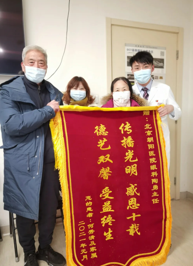 陶勇医生和患者。陶勇供图