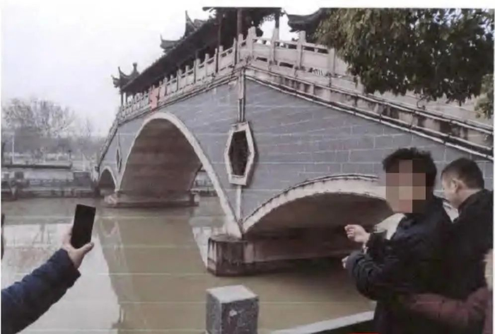 ▲嫌疑人现场指认。（图片来源：淮安市检察院）
