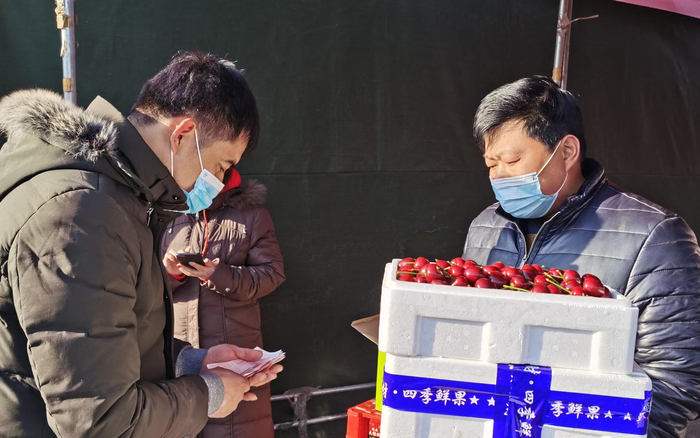 新发地市场，商户在批发国产大樱桃。受访者供图