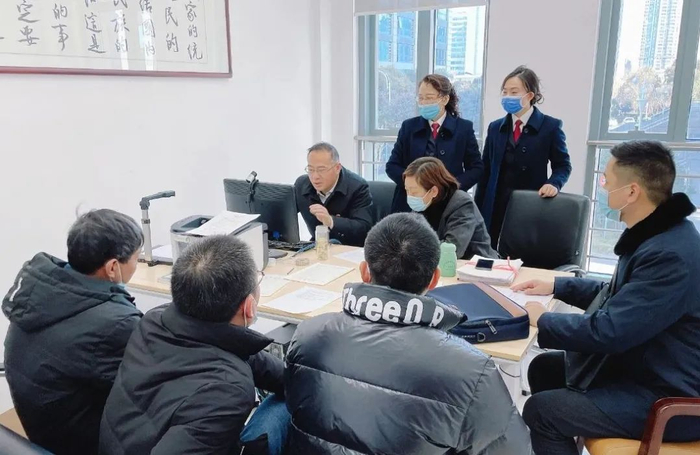 近日，江苏省盐城市检察院就一起民事诉讼监督案发出再审检察建议后，主动协助法院促成双方达成和解。图为调解现场。梁新华 摄