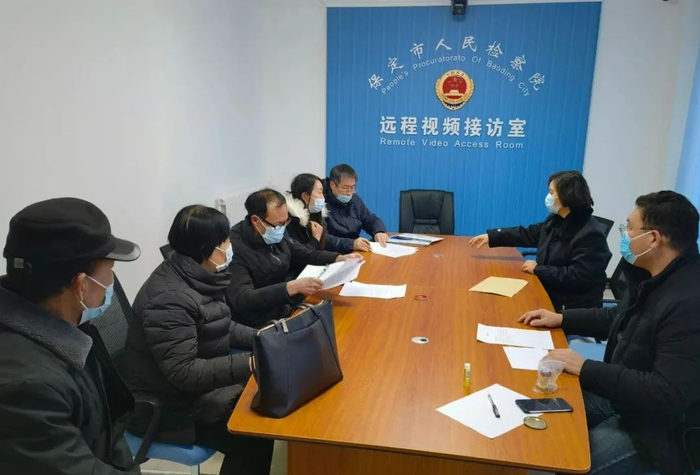 近日，河北省保定市检察院检察官巧用和解方式化解了一起历时5年的土地争议纠纷。图为检察官与当事人交流。肖俊林 郝鹏飞 摄