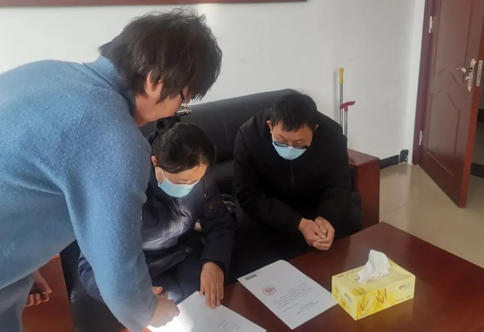 宁夏回族自治区吴忠市检察院检察官在办理刘某与某公司劳动争议纠纷案中，通过检察和解方式实现了案结事了人和。图为检察官向申诉人刘某送达终结审查决定书。田慧丽 摄