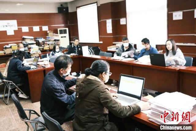 主办方统计第二十一届“世界华人学生作文大赛”的稿件。（主办方供图）