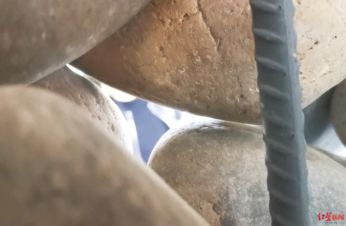  ↑厕所石头墙缝隙。