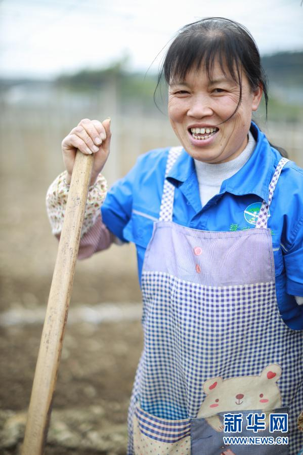 　　贵州省遵义市枫香镇花茂村的一名村民在村子里劳动（2020年4月13日摄）。新华社记者 刘续 摄
