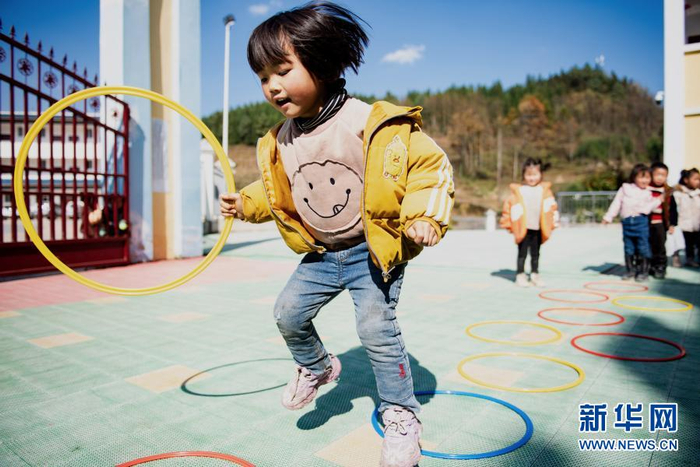 　　云南省镇雄县以古镇岩洞脚村幼儿园的孩子在操场上玩耍（2020年11月11日摄）。新华社记者 王冠森 摄
