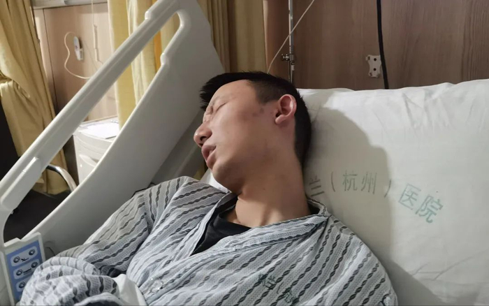 ▲姚策在杭州接受治疗。受访者供图