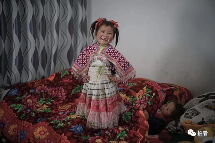 △ 2018年3月1日，贵州省哲觉镇论河村，张琴的家从深山搬到论河村中心新村，她和妹妹有了自己独立房间和新床。张琴的爸爸也成为一名扶贫产业化项目的员工。摄影 / 新京报记者陈杰