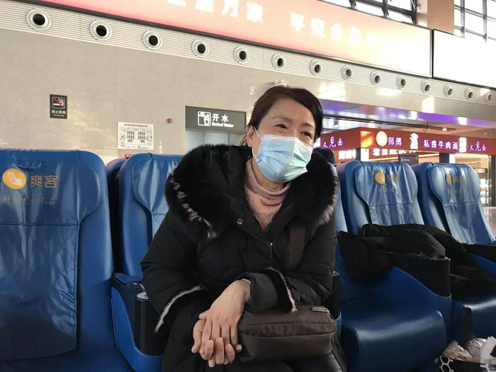 ▲2021年1月26日，许敏在开封高铁站接受采访。新京报记者 张惠兰 摄