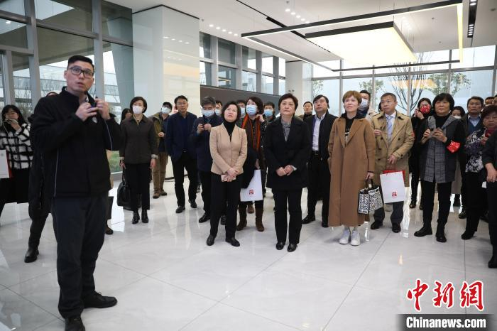 上海海联会考察团参观上汽集团 张亨伟 摄