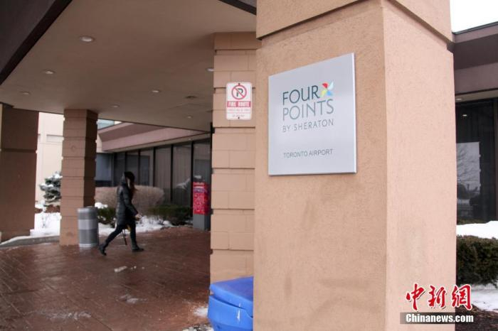 　　当地时间2月22日，一名女子步入多伦多皮尔逊国际机场附近一家官方指定隔离酒店。加拿大政府从当日起实施入境防疫新规，搭乘国际航班或经由陆路入境的所有旅客，原则上均须接受强制的新冠病毒检测。 中新社记者 余瑞冬 摄