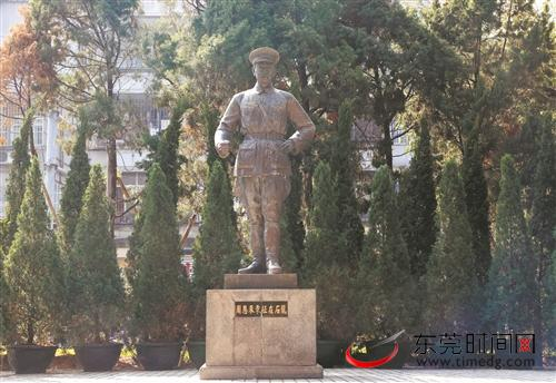 ■位于石龙镇中山公园的周恩来东征在石龙雕像