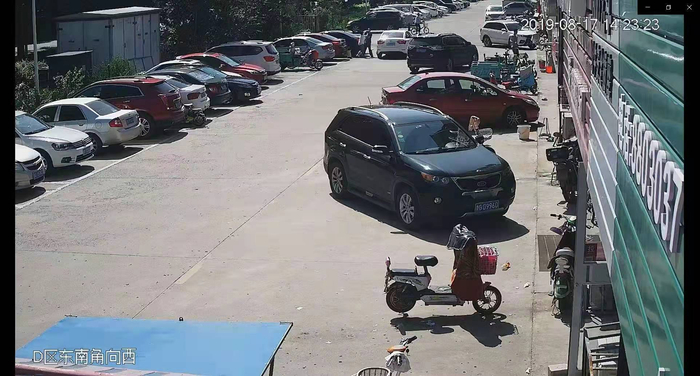 李某与妻子侯女士发生争执。监控视频截图