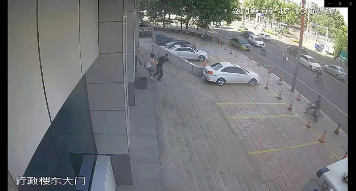 李某从潍坊市中医院跑出。监控视频截图