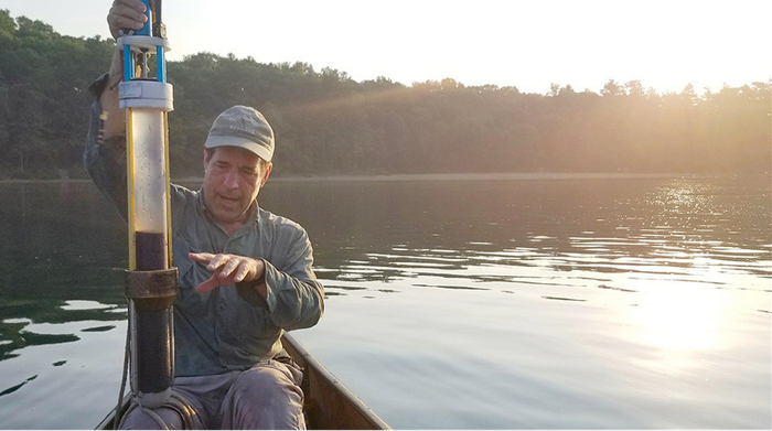 史塔格与采集到的沉积物。