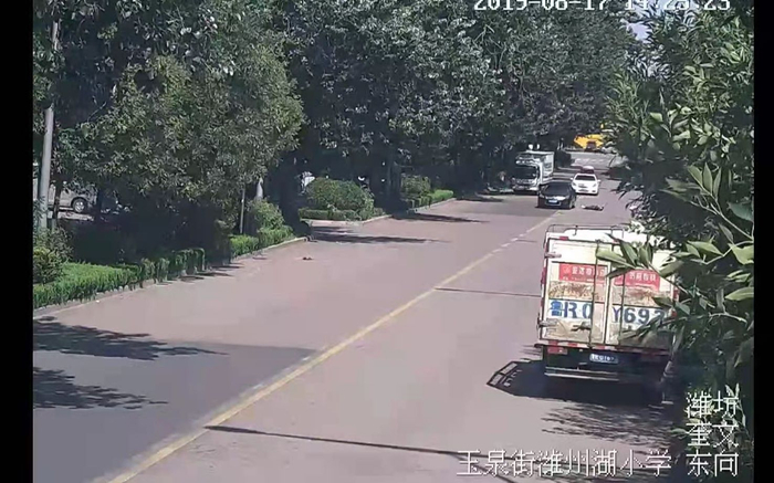 李某来到玉泉路拦截车辆。监控视频截图