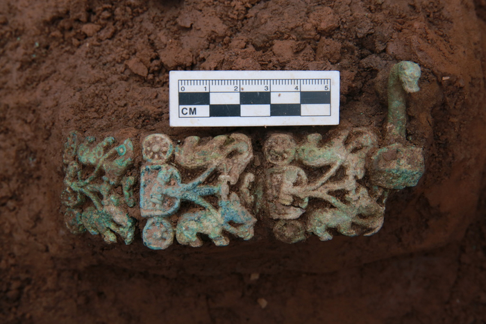  青铜腰带，两马拉车的造型