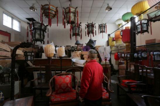 ▲宫灯师傅郭燕青在灯笼库房里。新京报记者 郑新洽 摄