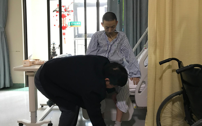 2月21日，郭希宽在杭州某医院病房内照顾姚策。新京报记者 张惠兰 摄