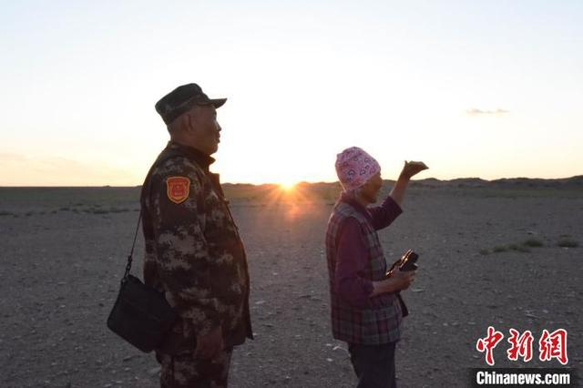 夕阳下，哈达布赫陪着母亲尼玛在边境查看情况。 郭伟 摄