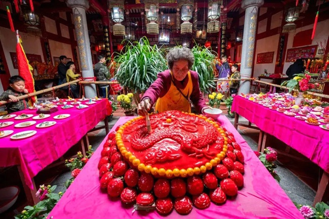 霞徐社区“超级大红团”（资料图）。曾炳麟摄