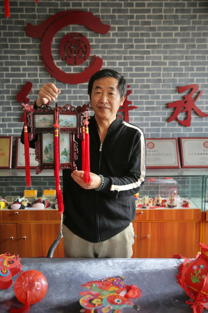 ▲北京市西城区世纪传承传统文化协会，宫灯师傅崇德旺。新京报记者 郑新洽 摄