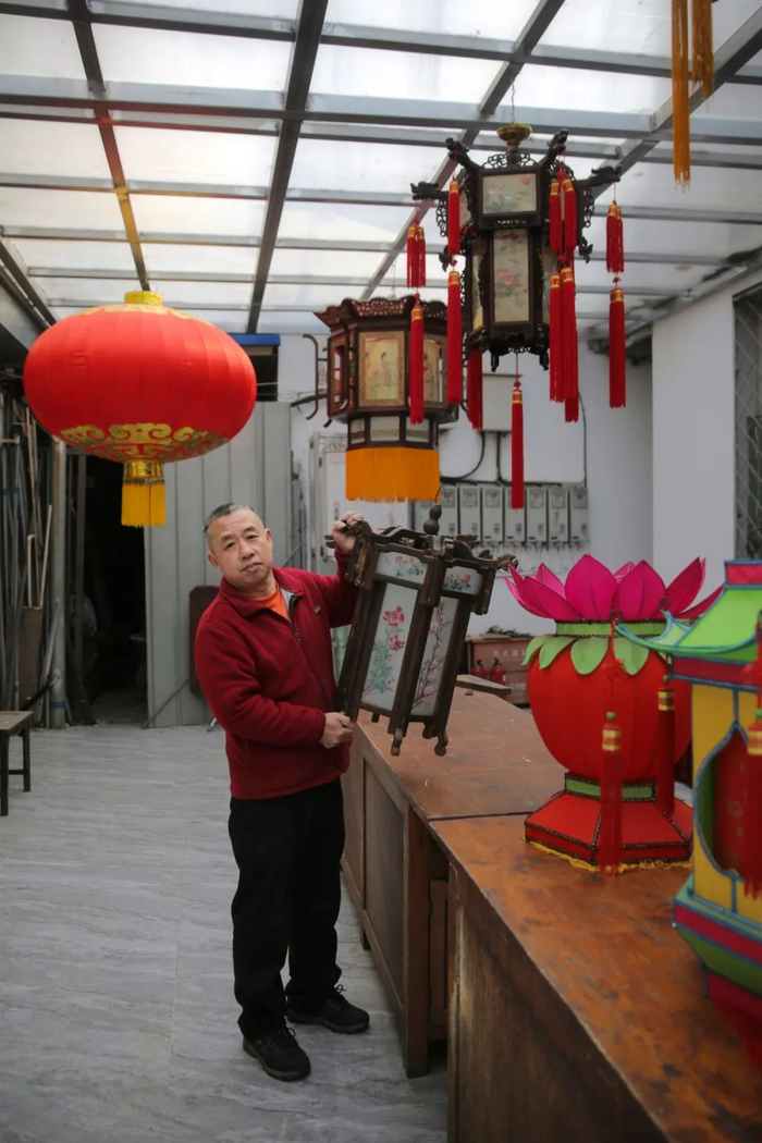 ▲北京市美术红灯厂，宫灯师傅郭燕青。新京报记者 郑新洽 摄