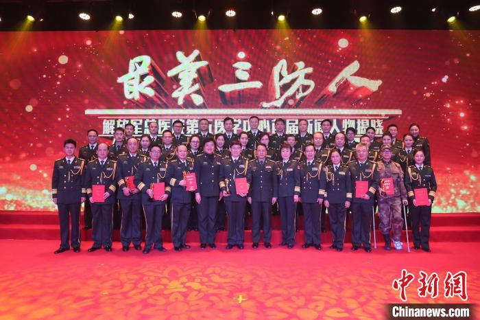 中心领导与获奖人员合影。　陈爱平 摄