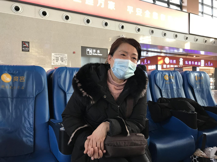 1月26日，许敏在开封高铁站接受采访。新京报记者 张惠兰 摄