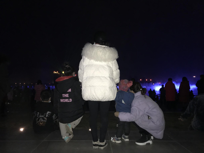 1月30日，许敏（右一）在驻马店陪伴孙子孙女。新京报记者 张惠兰 摄