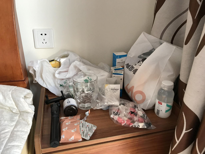 广西北海的出租房里，姚策床头柜上摆了不少药品。新京报记者 张惠兰 摄