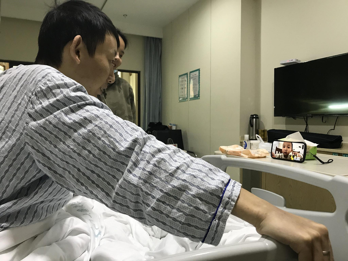 1月24日，姚策在杭州某治疗时医院与儿子视频。新京报记者 张惠兰 摄