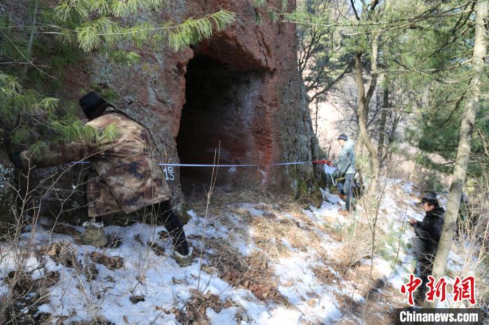 图为庄浪县调查队成员在云崖寺石窟调查。(资料图)庄浪县博物馆供图