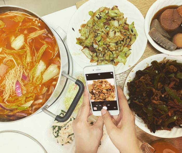 除夕夜，白雪做了一顿丰盛的晚餐奖励自己。受访者供图