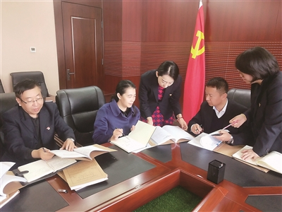 图为呼和浩特经济技术开发区纪工委的同志们在研究李建平案件相关工作，推动以案促改。李音杰 摄