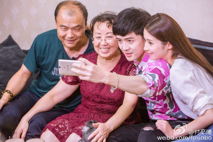 付辛博与父亲母亲及太太颖儿。