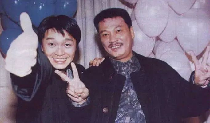 ▲吴孟达与周星驰，从不太熟的同事成了最默契的好搭档。