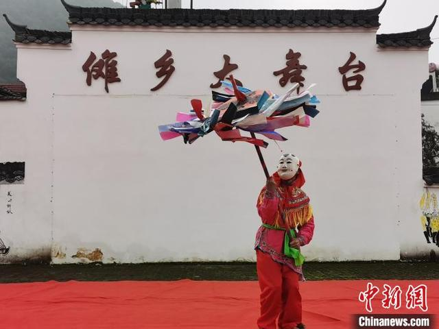 资料图：国家级非遗——安徽池州傩戏演员在展演。 张强 摄