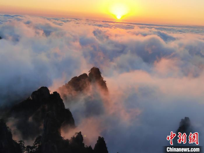 黄山云海、日出景观。　徐高云 摄