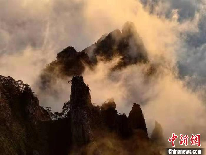 黄山风景区犹如一幅水墨画。　汪新平 摄