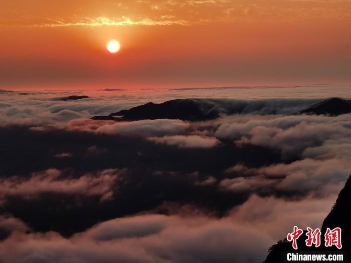 黄山云海、日出景观。　张涛 摄