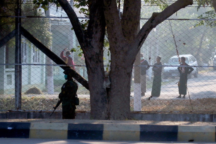 缅甸首都街头，士兵严阵以待，图自澎湃影像