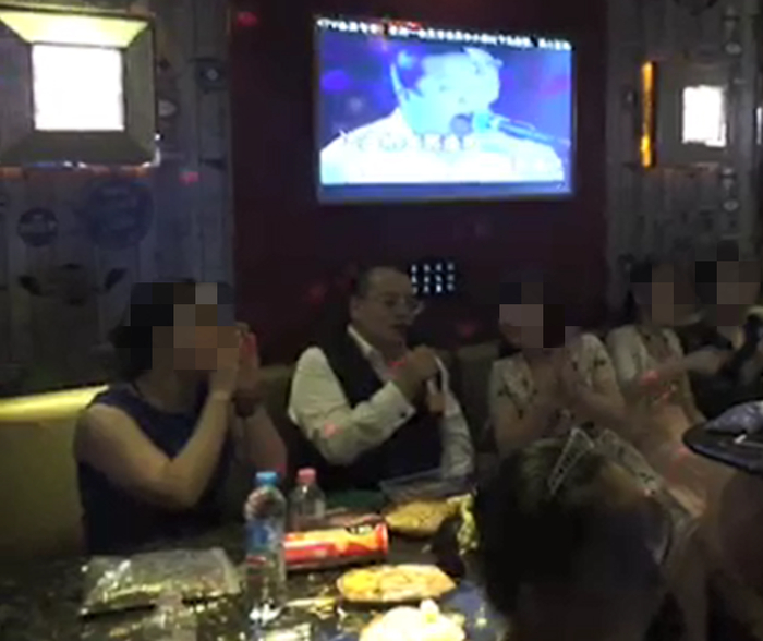 杨洪臣跟女弟子在KTV唱歌