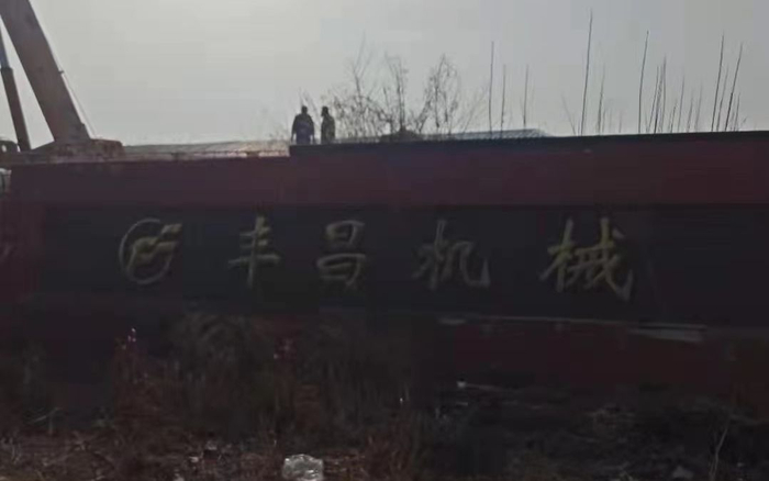 事发地附近仍挂着丰昌机械的牌子。受访者供图