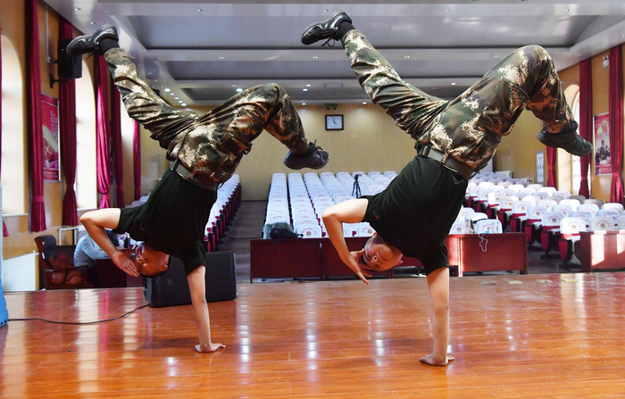 1月28日，郑嘉健（左）和双胞胎弟弟郑嘉康正在排练街舞。新京报记者 李木易 摄