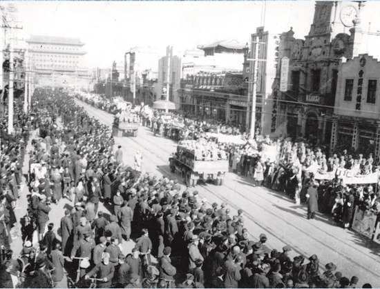     人民解放军摩托化步兵进入北京。平津战役纪念馆供图